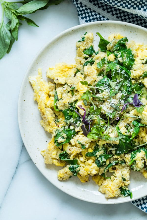 This High Protein Quinoa Egg Scramble is my FAVORITE go to breakfast when I want eggs! #eggs #breakfast #protein #quinoa #krollskorner #yummy #healthy