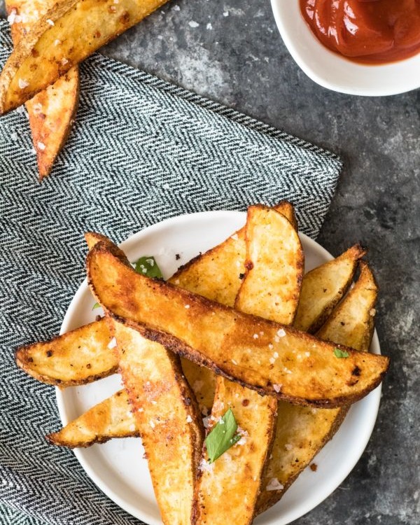 Perfectly seasoned & crispy on the outsides! The best spicy homemade potato wedges you'll ever make! Kroll's Korner