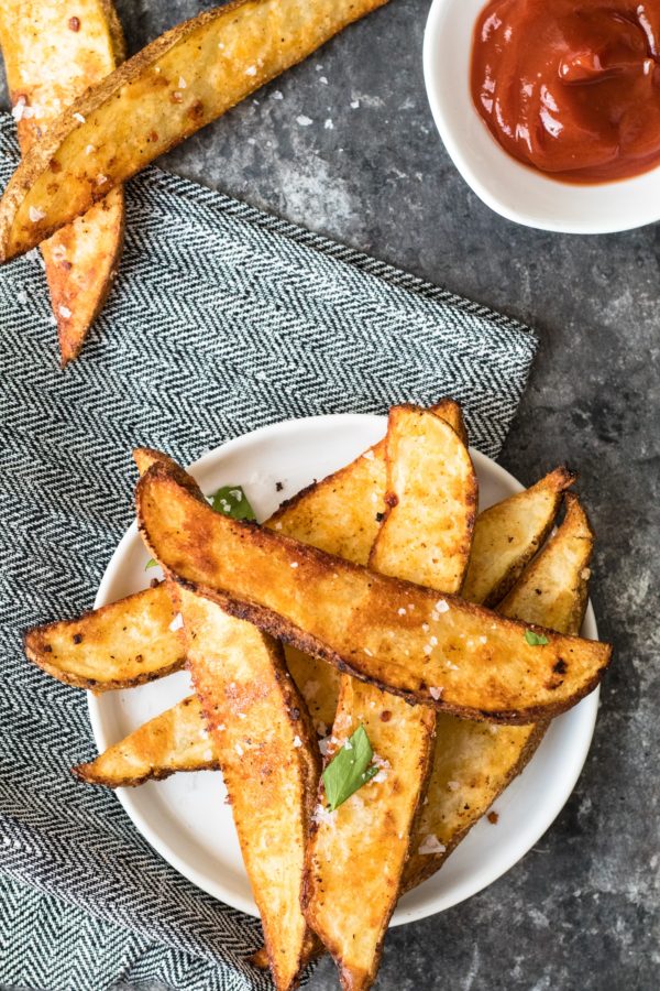 Perfectly seasoned & crispy on the outsides! The best spicy homemade potato wedges you'll ever make! Kroll's Korner