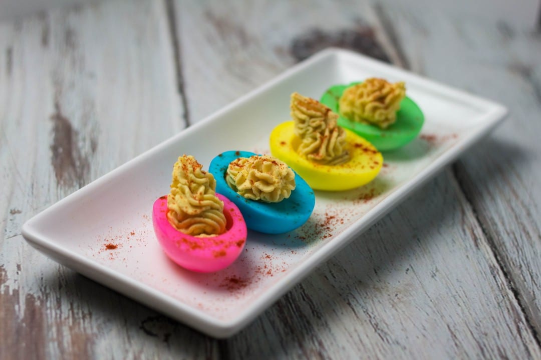 Kid Friendly Easter Deviled Eggs - Such a fun way to get the kids involved in the kitchen! | Krollskorner.com