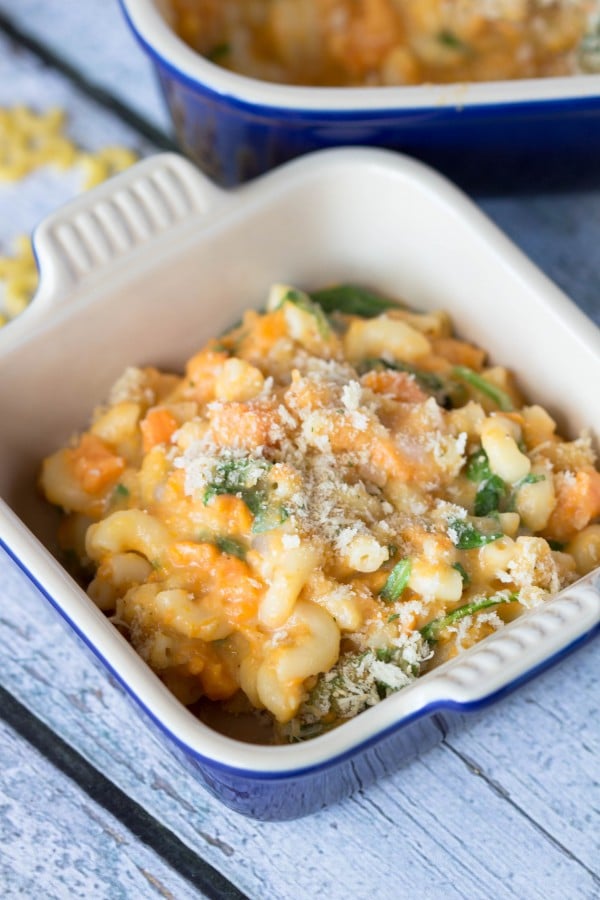 Tired of your same ol' mac and cheese lunch? Turn up the flavor and the nutrients with this sweet potato mac and cheese bake! Perfect for weekday lunches! | Krollskorner.com