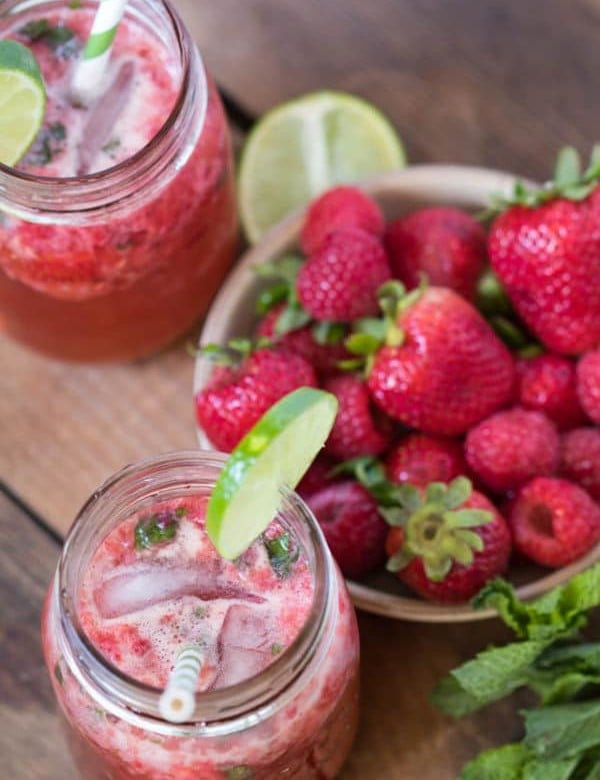 This Strawberry Kombucha Mojito is the refreshing summertime drink you've been searching for! |Krollskorner.com