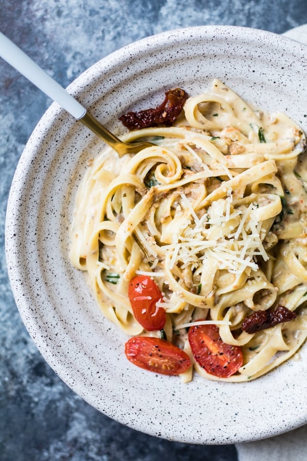 EASY Creamy Tuscan Mushroom Sauce with Fettuccini! Weeknight dinner you'll want on repeat! @BLENDABELLA #blendabella #zestymexican #rustictuscan #coconutthai #krollskorner