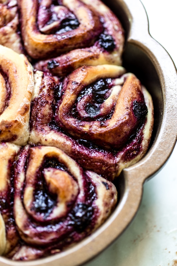 cinnamon rolls made with blueberries