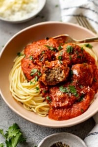 bowl with spaghetti noodles, marinara sauce and meatballs