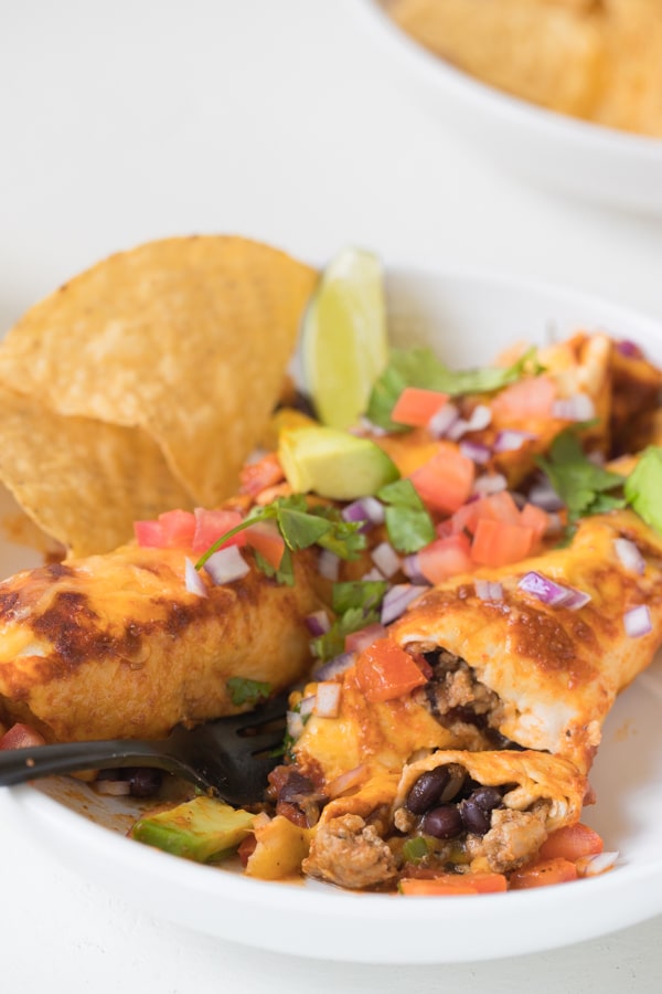  enchiladas de haricots noirs sur une assiette blanche