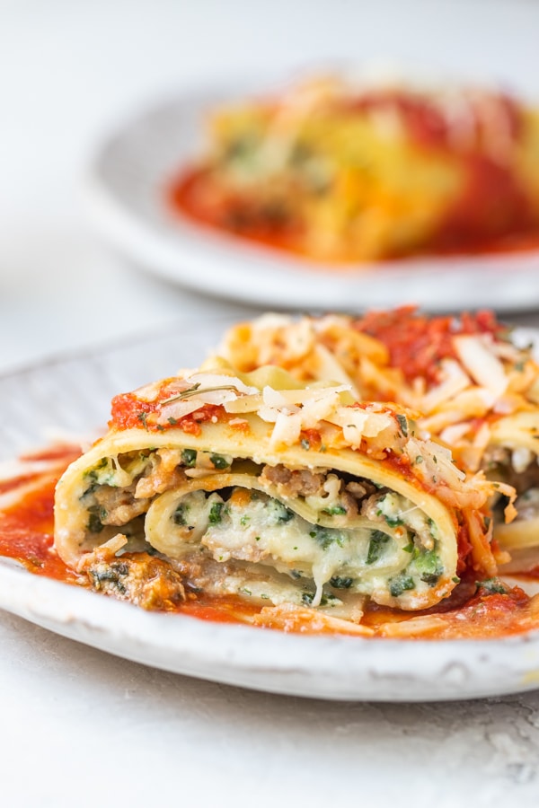 Cheesy Spinach Lasagna Roll Ups (VIDEO) • Kroll's Korner