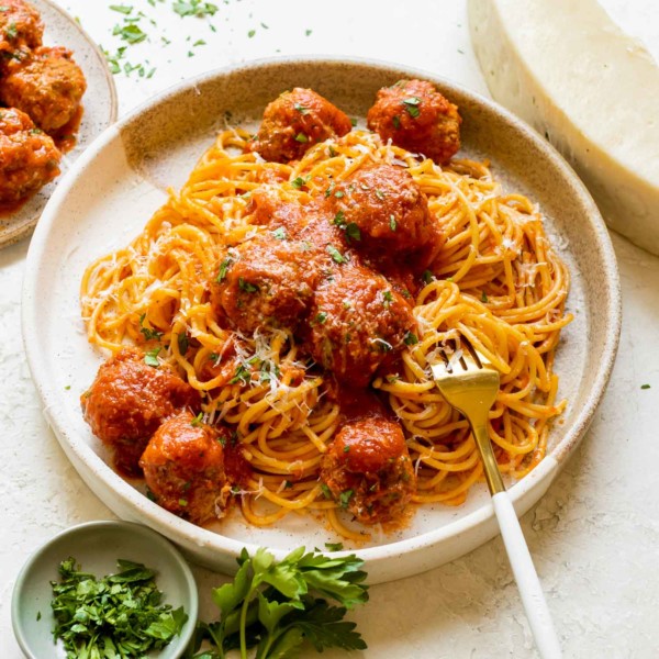 A plate of spaghetti and meatballs.