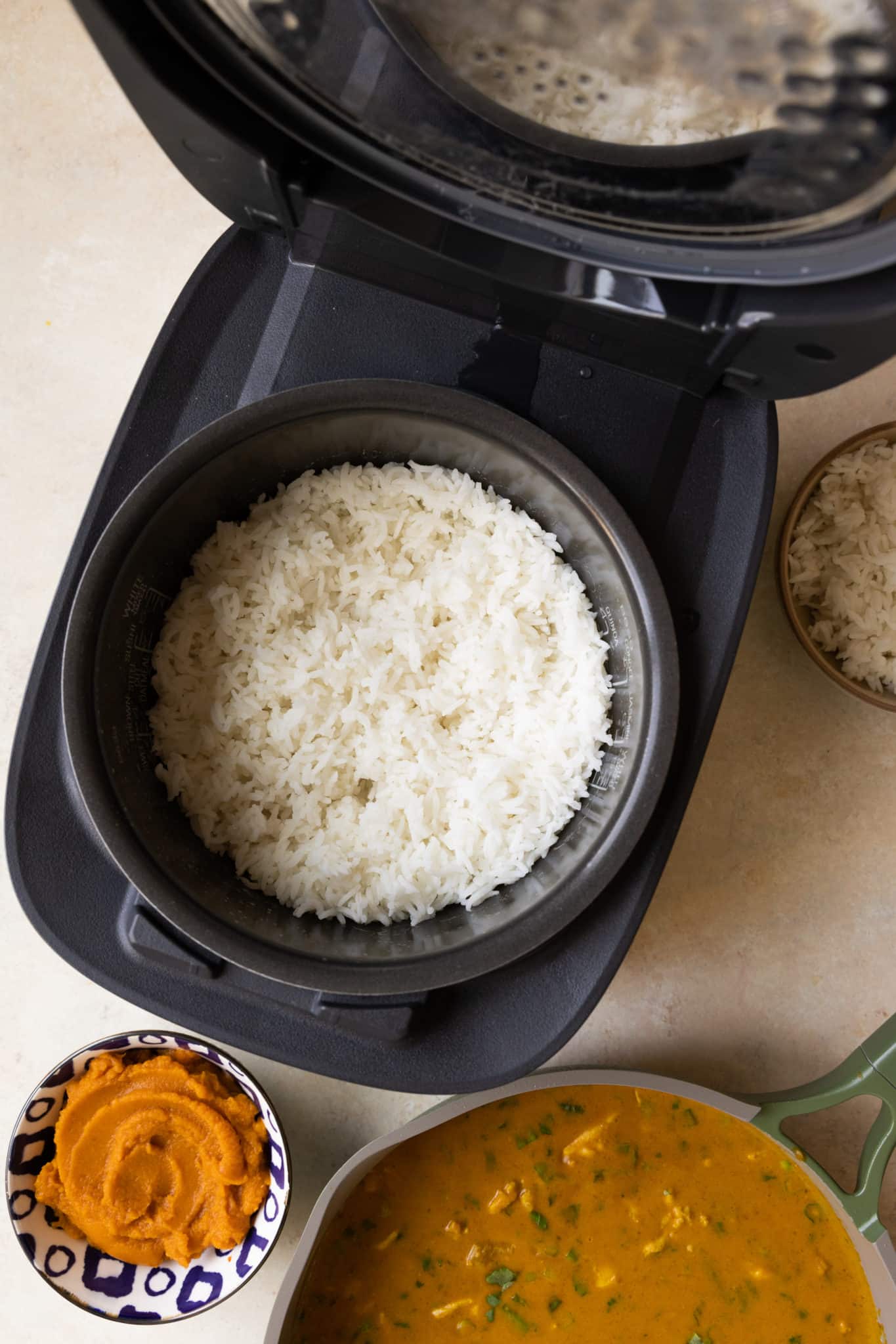 cooked rice in a black rice cooker. 