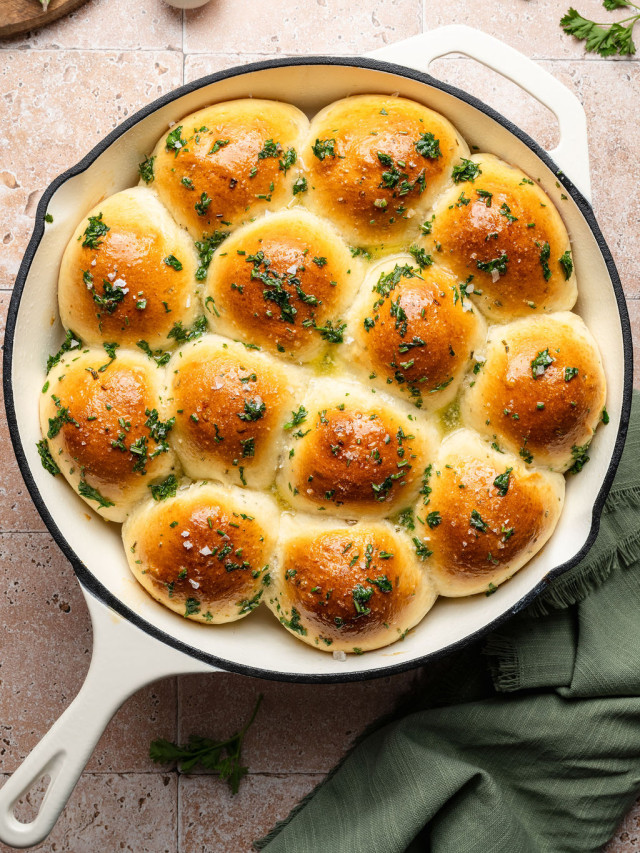 Rosemary Garlic Pull Apart Rolls