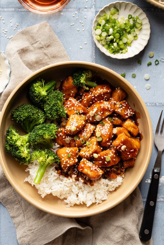 Honey Garlic Chicken Rice Bowls • (VIDEO)