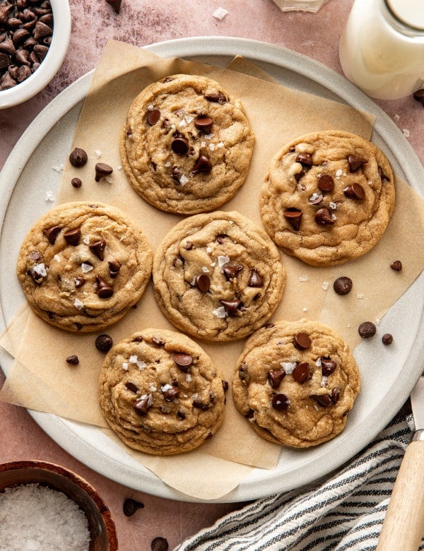 Six cookies cooling on serving plate.