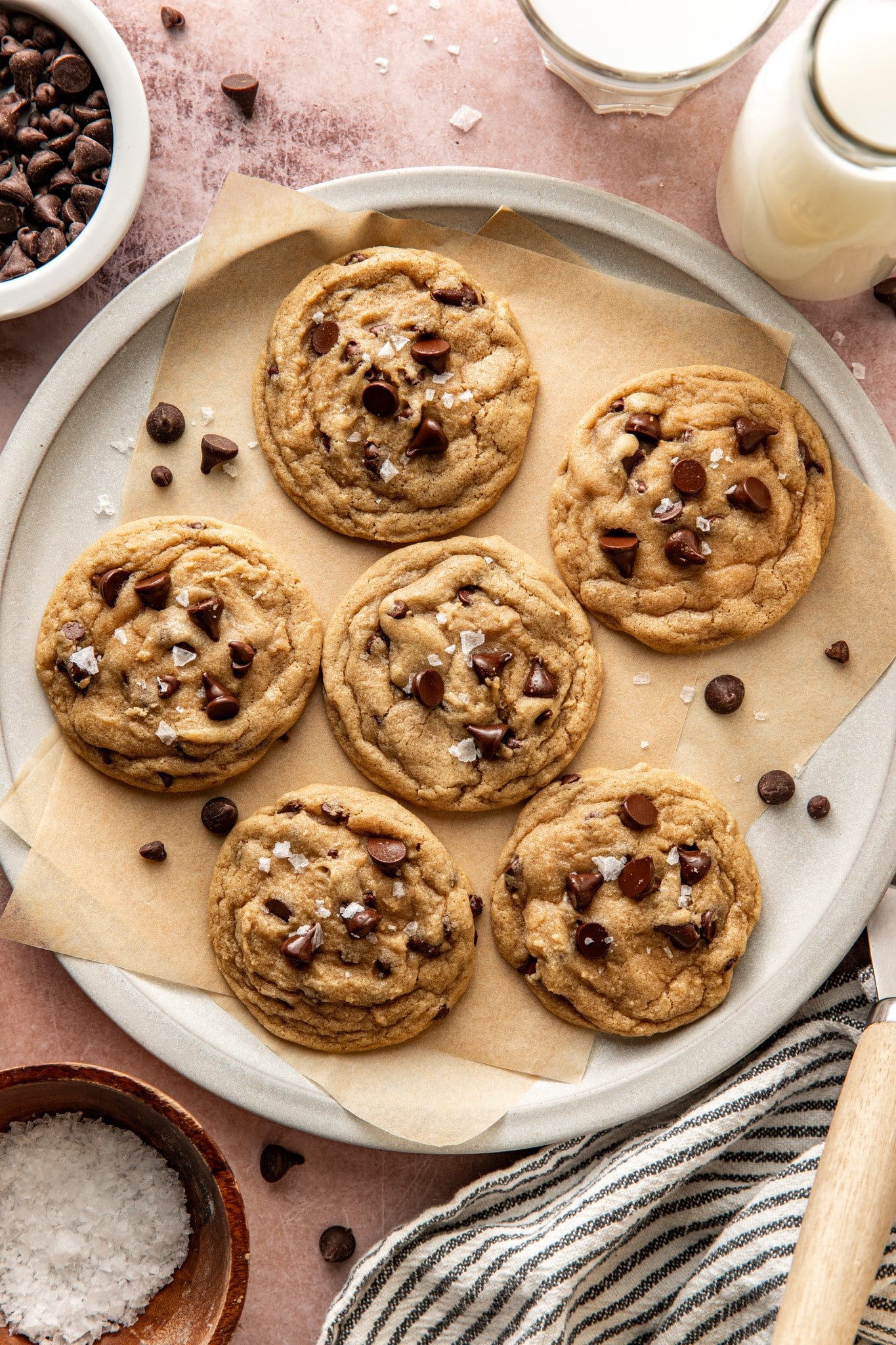 Six cookies cooling on serving plate.
