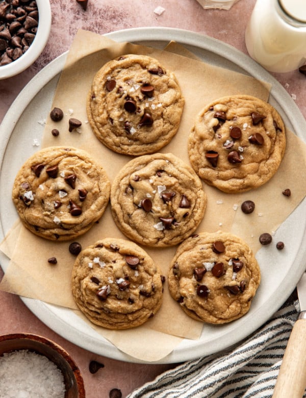 Six cookies cooling on serving plate.