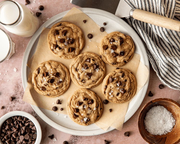 Six cookies on serving plate.